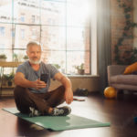 Утренняя зарядка после 50 лет: как начать день бодро и не потерять ключи от молодости